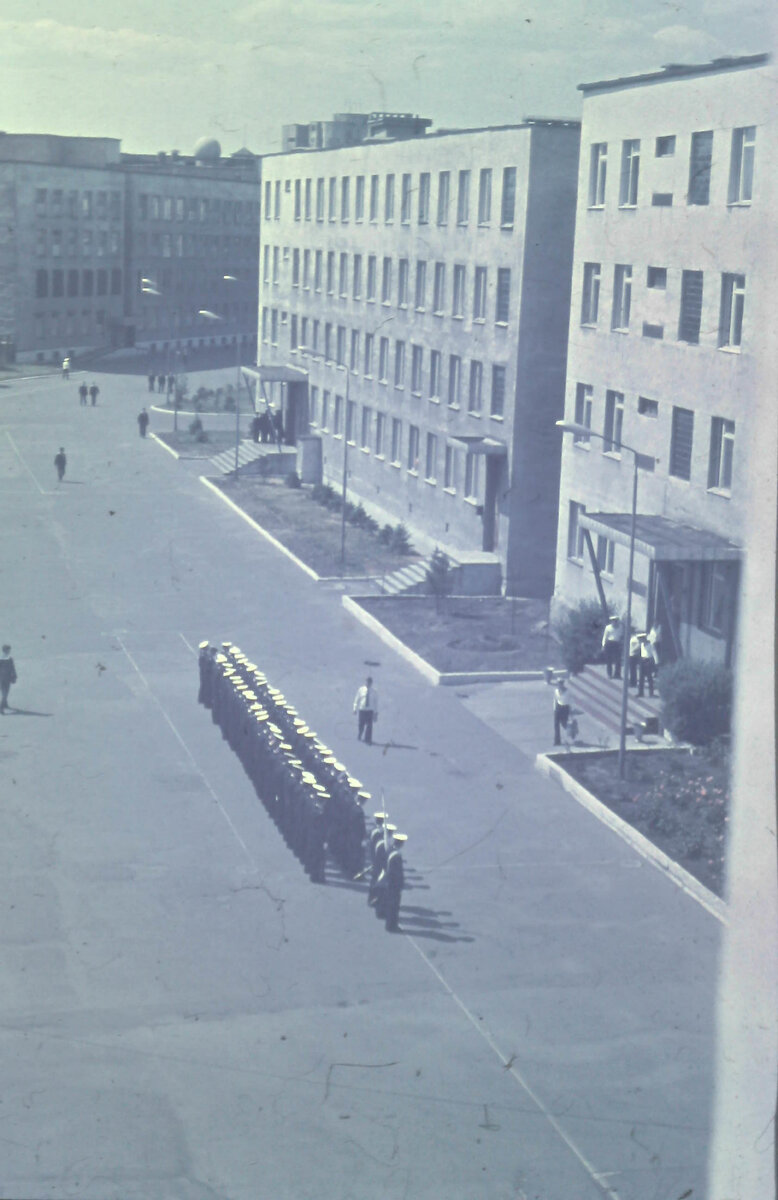 Вот так выглядели оба спальных корпуса 2-го и 3-го факультетов из окна "пятаковской" общаги весной 1992 года.