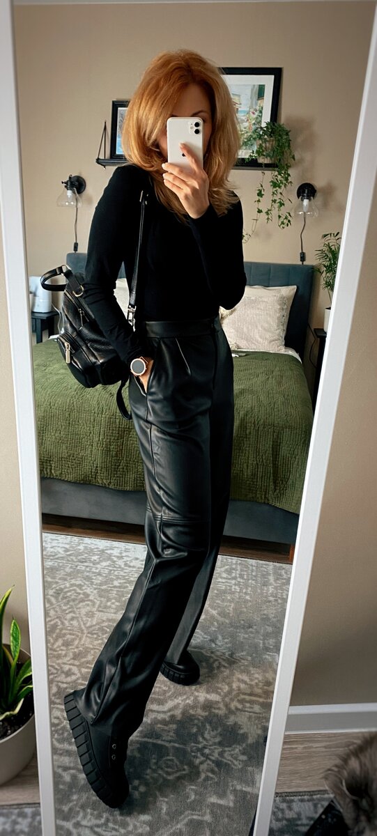 Самая желанная пара брюк в гардеробе всех модниц в этом сезоне – брюки полной длины из экокожи.