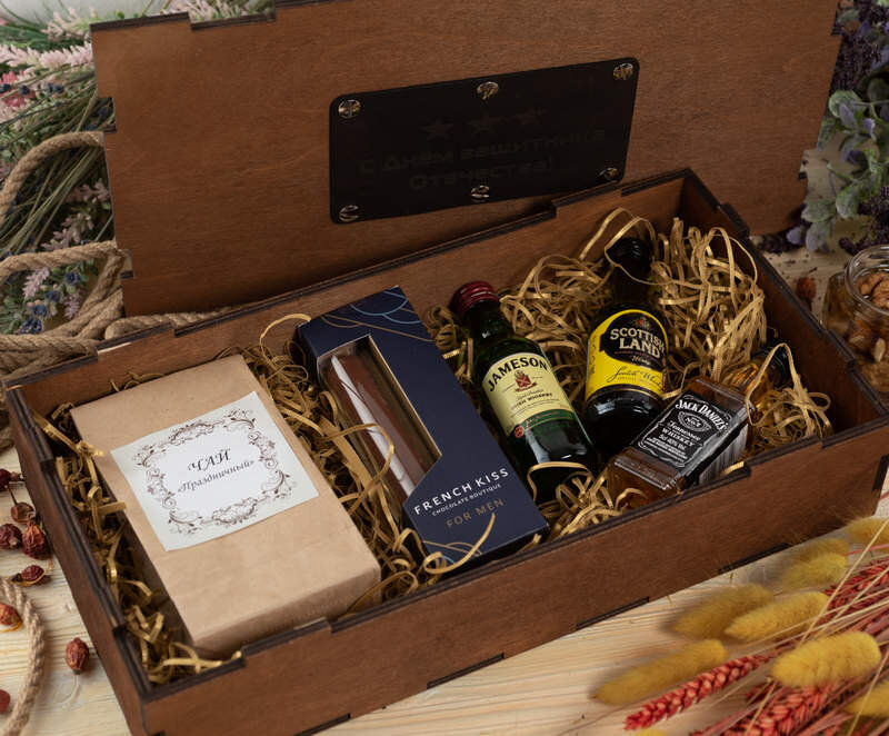 Набор корпоративных подарков в деревянном ящике с логотипом