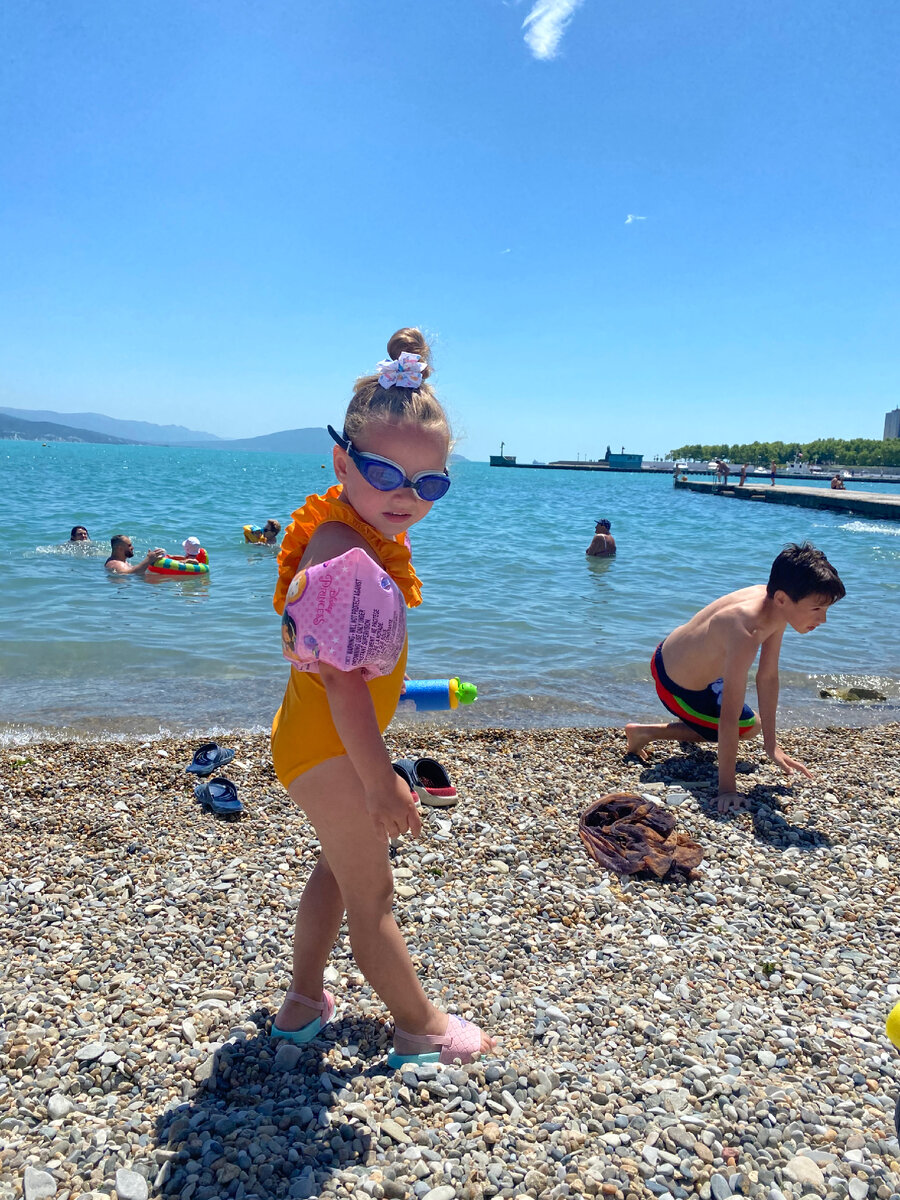 «Ты куда это, меть вырядилась, как пугало? Людей пугать?» Ну вот к примеру так.