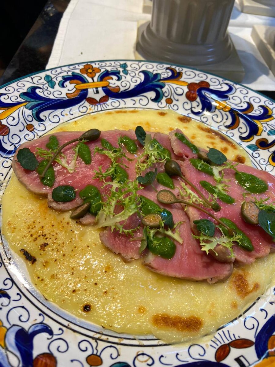 Стейк из тунца с картофельным гратеном