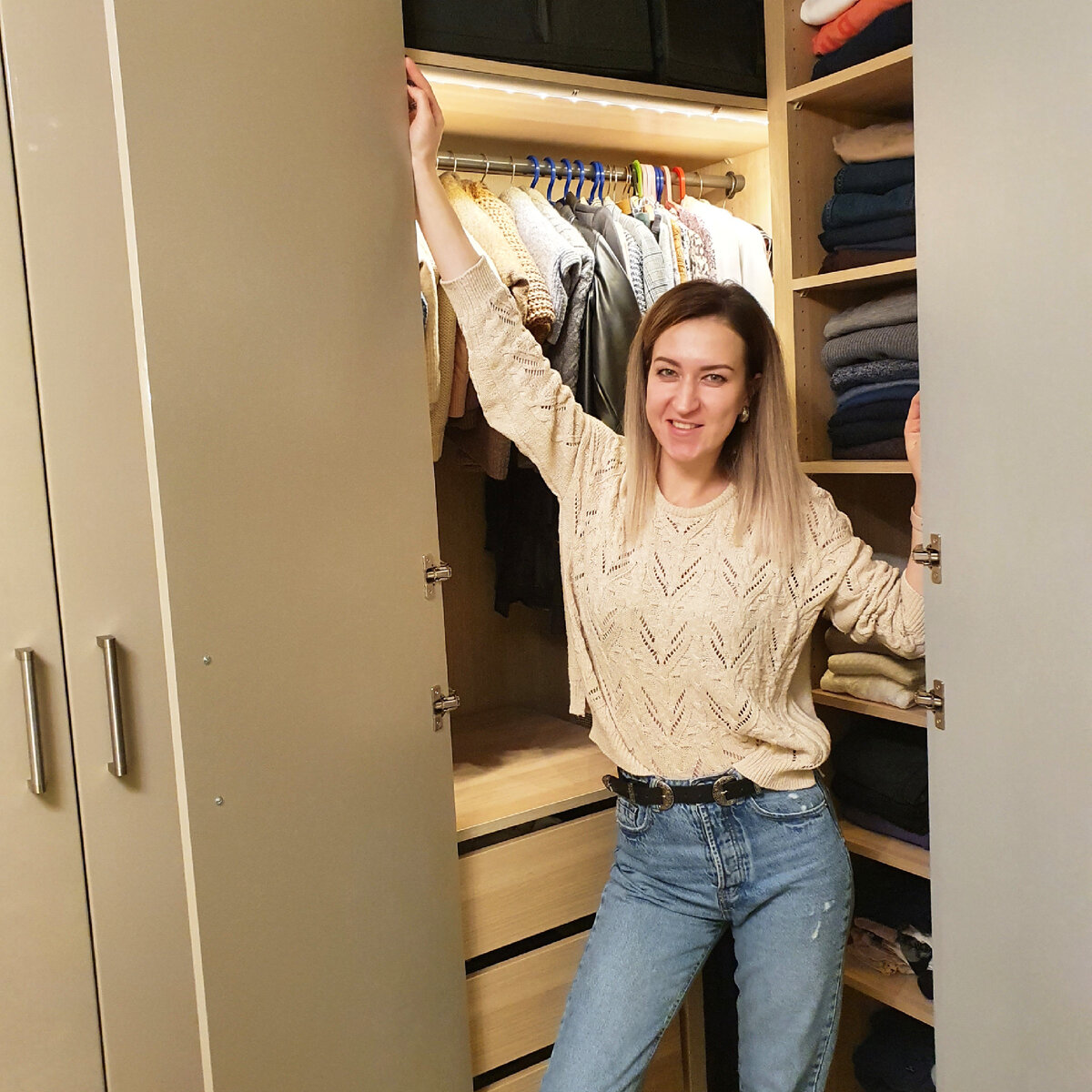 Фото старое. Как раз за спиной те самые разные вешалки до их замены.