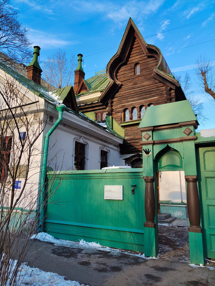 Стоит в поле теремок