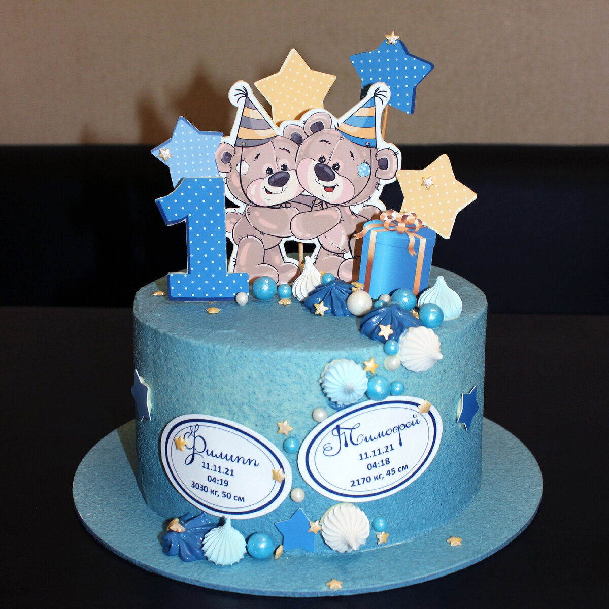 Ванильные коржи, абрикосовая пропитка, крем два сыра и консервированный персик. Топперы - печать на сахарной бумаге на шоколаде.