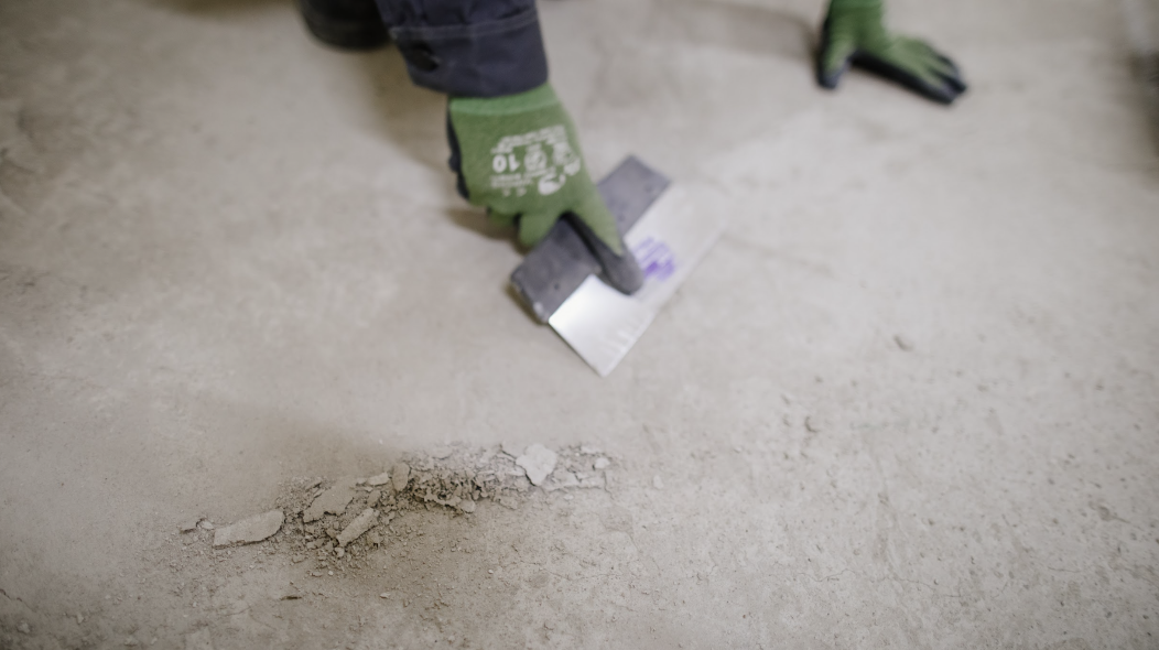 С основания надо удалить мусор, крошащиеся слои, масляные пятна и другие включения