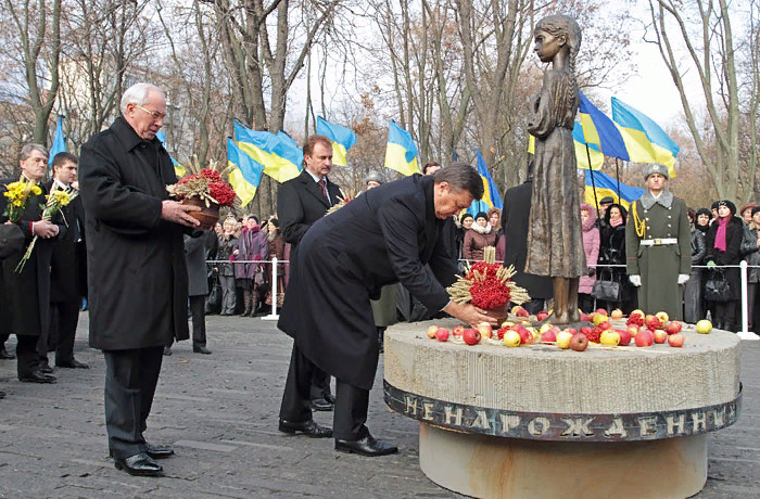 Президент Украины В. Янукович и премьер-министр Н. Азаров возлагают венки к памятнику жертвам "голодомора" в Киеве. Ноябрь 2010 г.