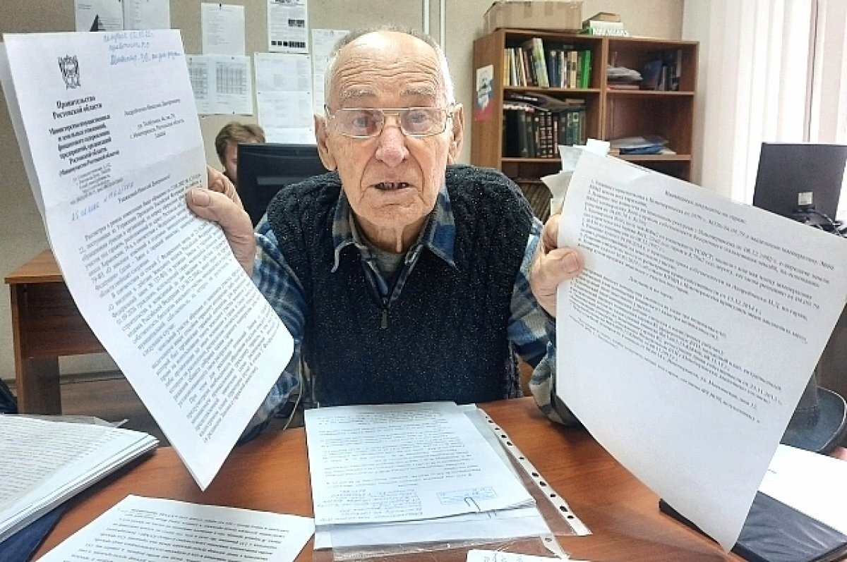    Пенсионер уже несколько лет не может оформить право собственности на землю под своим гаражом.