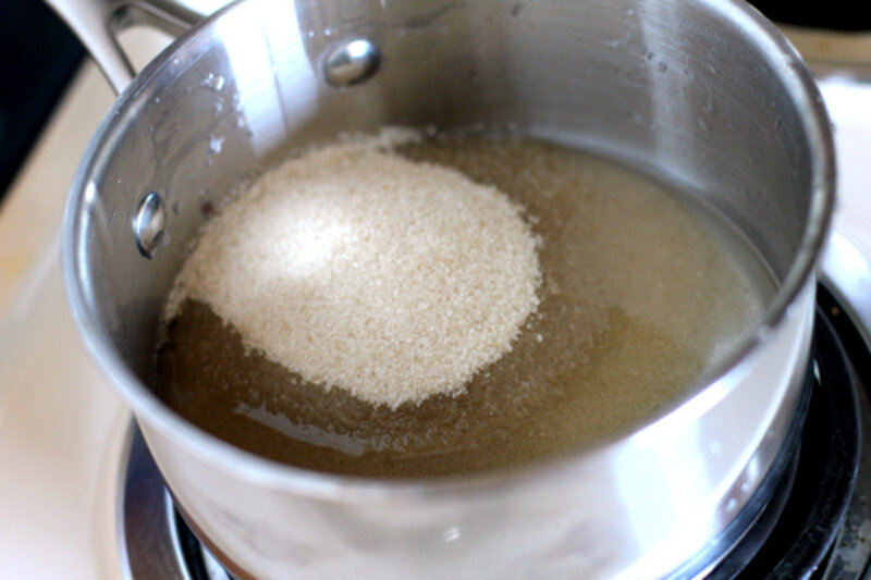 Сироп вода сахар пропорции. Приготовление сахарного сиропа. Сахар в кастрюле. Сахарный сироп в сотейнике. Сахаро паточный сироп.