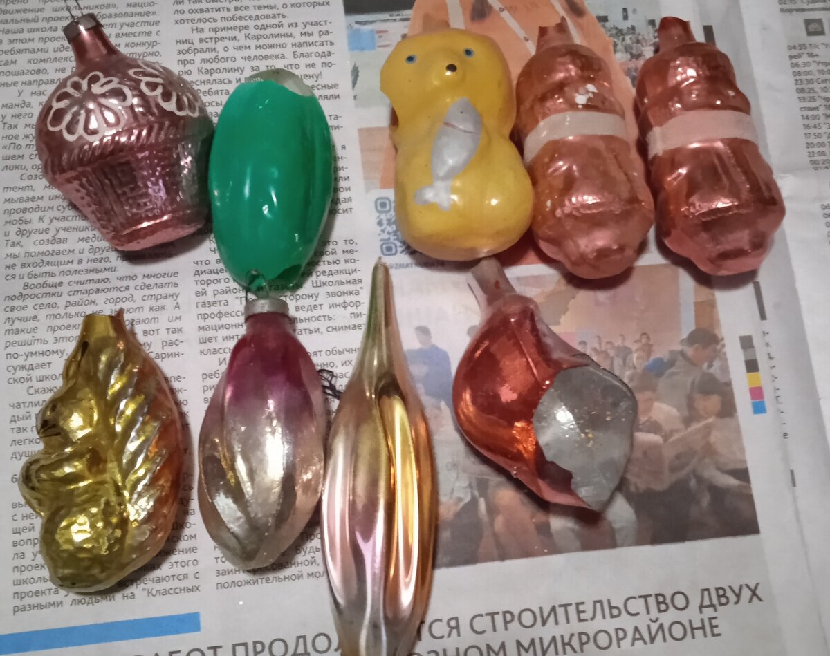 Корзинок было пять штук, осталась одна и то сколотая. Ещё стеклянный огурец. Ещё были два карасика, но сегодня я их не нашла, может в другой коробке.