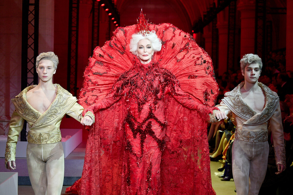     Как выглядела первая обложка Кармен Дель’Орефисе, которая покоряет подиумы уже 75 лет