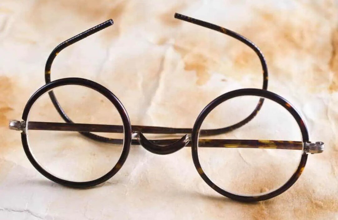 Старинные очки.