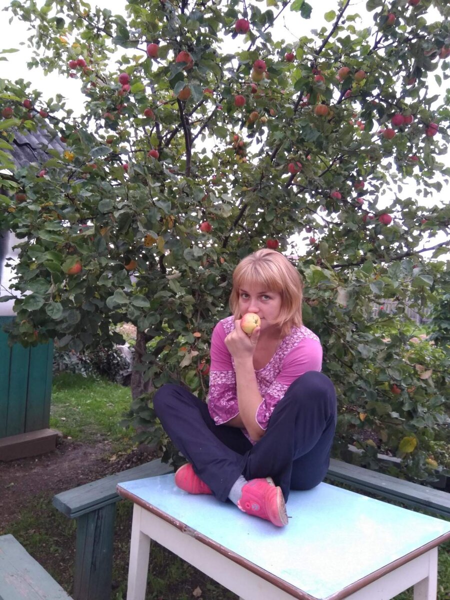Позади меня яблоня.