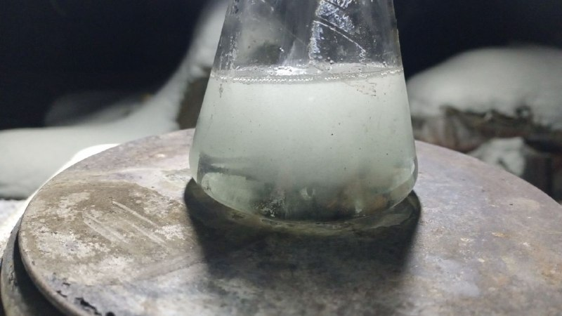 При нагревании реакция значительно ускоряется.