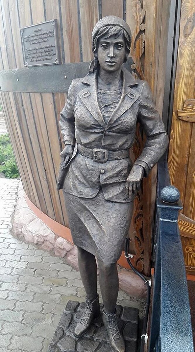 Памятник Климовой (Мурке) на ее родине в Великом Устюге
