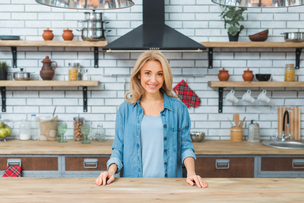 Изображение от <a href="https://ru.freepik.com/free-photo/smiling-young-woman-standing-behind-the-wooden-table-in-the-kitchen_3717235.htm#page=3&position=6&from_view=collections">Freepik</a>