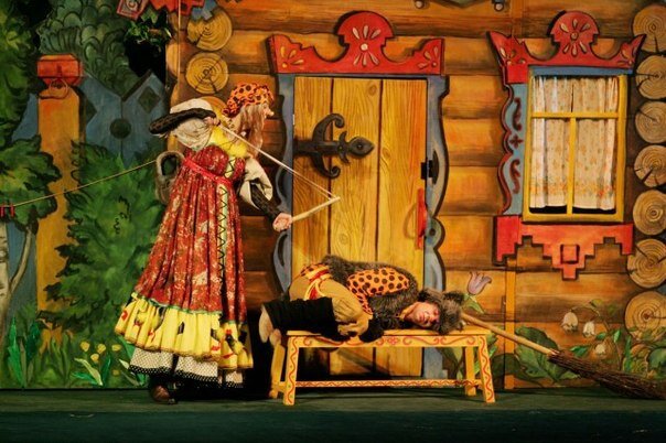 Бабке Ёжке мешает  кот Мафаня....