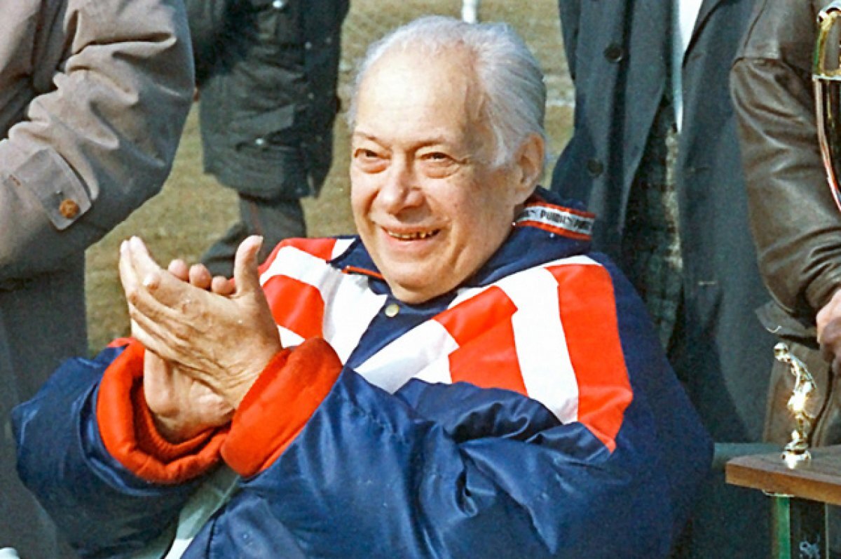    Николай Озеров на футбольном матче между сборными командами мэрии и Московской городской Думы, 1996 г.