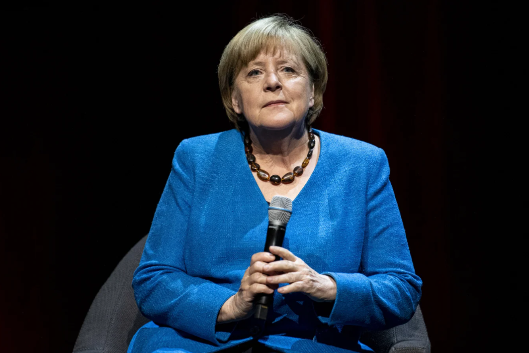 Ангела Меркель тем временем считает, что «мы» должны были быстрее отреагировать на агрессивность России. Это касается и её, но кого еще? © Фабиан Зоммер/dpa