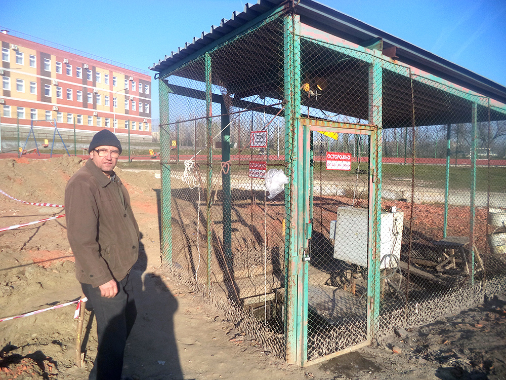    Алексей Цехмистренко у той самой канализационно-насосной станции. Фото: АиФ/ Сергей Новицкий