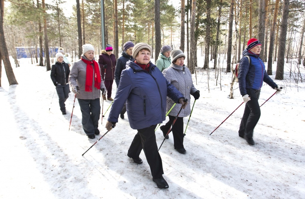    Жители Югры смогли задать вопросы инструктору по скандинавской ходьбе