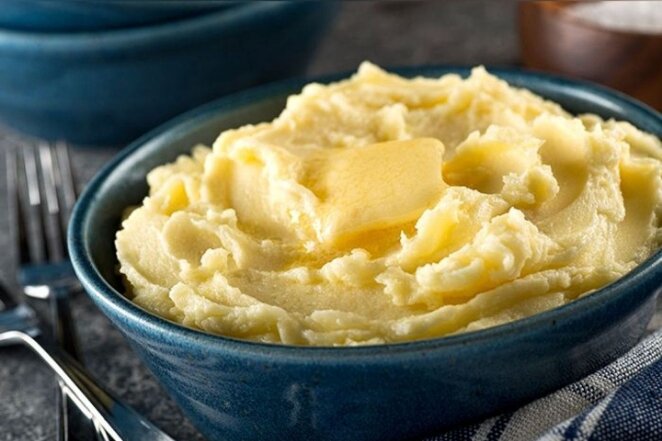 Шелковое, нежное, ароматное, воздушное - и без комочков, не клейкое, не водянистое и не вязкое. И вкусное - даже когда остынет: как приготовить идеальное картофельное пюре, которым можно гордиться.-6