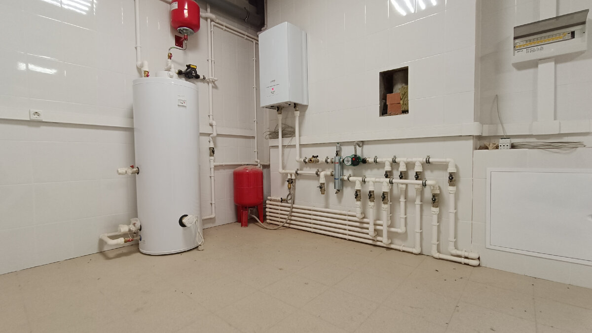 Котельная которую я выполнил в 2018 году которая по сей день работает отлично, а кстати тут весь коттедж на 450 квадратов и все на теплых полах.