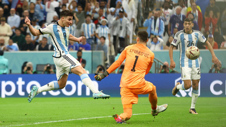    Хулиан Альварес забивает гол в ворота Доминика Ливаковича.