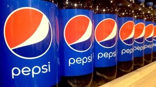 Вы правильно поняли, компания PepsiCo решила вернуть в РФ ту самую газировку без изменения рецептуры, но под другим названием – Evervess-Cola. 

Новая-старая pepsi должна поступить в продажу в марте этого года.