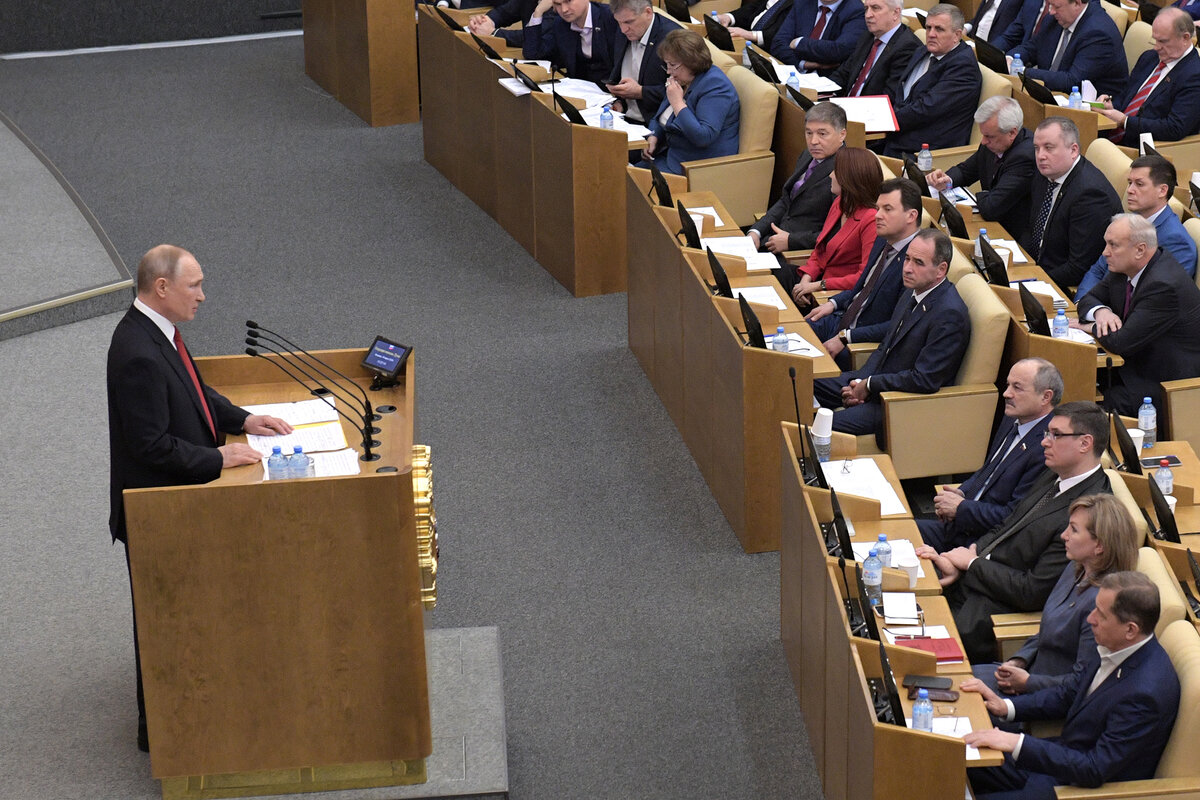 Депутаты гос думы фед собрания рф. Депутаты выступили. Трибуна государственной думы рф. Депутаты выступили. Выступление депутата госдумы смолинова об образовании в россии.