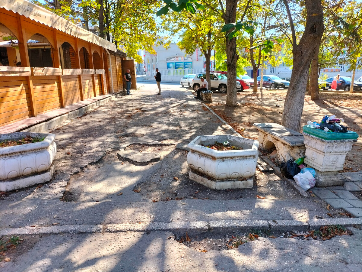 Удачно к теме уборки мусора. Севастополь, по дороге к остановке у Центрального рынка. Тот самый Ленинский район в котором недополучили больше всего денег.