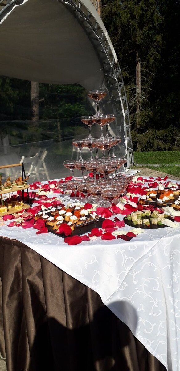 Горки шампанского на открытом воздухе