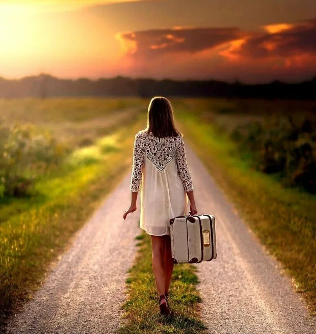 Шла по дороге с чемоданчиком (взято из Яндекс картинки открытый доступ) 