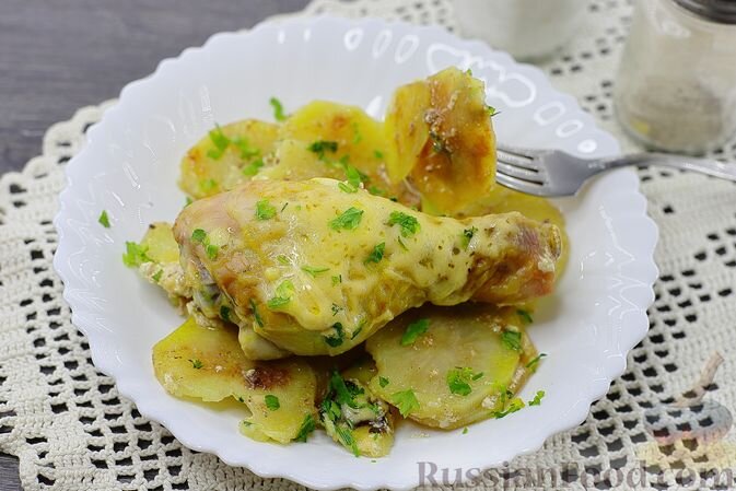 картофель, куриные голени, сыр твёрдый, сливки, чеснок, паприка молотая, куркума, соль, перец чёрный молотый, масло растительное