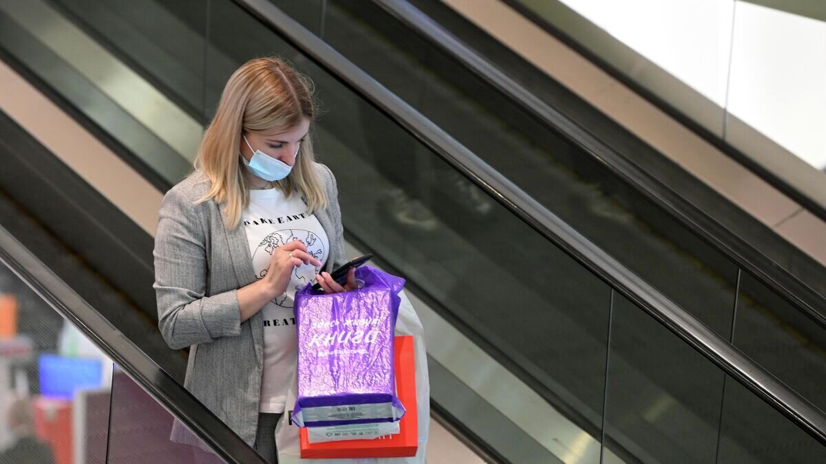    Покупатели в торговом центре © РИА Новости / Максим Блинов