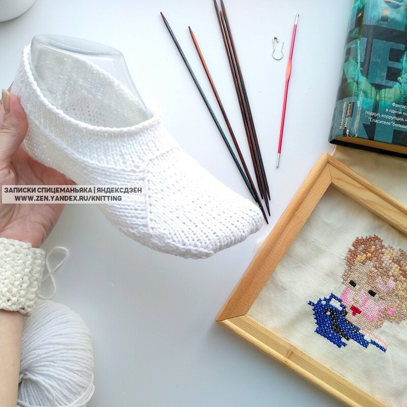 Слева вышивка работы моей любимой бабушки. Тапочки с необычным кроем. Модель тапочек для покойника намеренно наименее похожа на следки