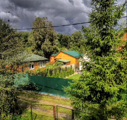 Вид из окна со второго этажа дачи. Все говорят что денег нет - и все потихоньку строятся, за сезон у нас в СНТ построены не меньше десятка новых домов