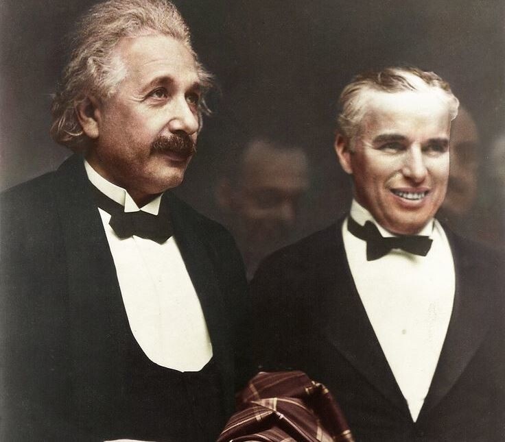 Альберт Эйнштейн - учёный физик-теоретик, уехал в США из Германии. Нобелевский лауреат по физике 1921 года. Список разработанных им физических теорий:  Специальная теория относительности (1905).  В её рамках — закон взаимосвязи массы и энергии: 
E = m c 2 {\displaystyle E=mc^{2}} 
Общая теория относительности (1907—1916).
Квантовая теория фотоэффекта.
Квантовая теория теплоёмкости.
Квантовая статистика Бозе — Эйнштейна.
Статистическая теория броуновского движения, заложившая основы теории флуктуаций.
Теория индуцированного излучения.
Теория рассеяния света на термодинамических флуктуациях в среде.