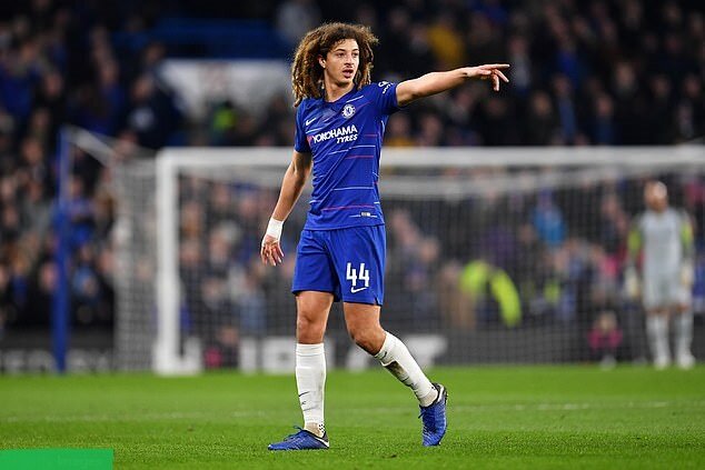 Итан Ампаду "полон решимости бороться за свое место в "Челси", несмотря на получение арендных предложений