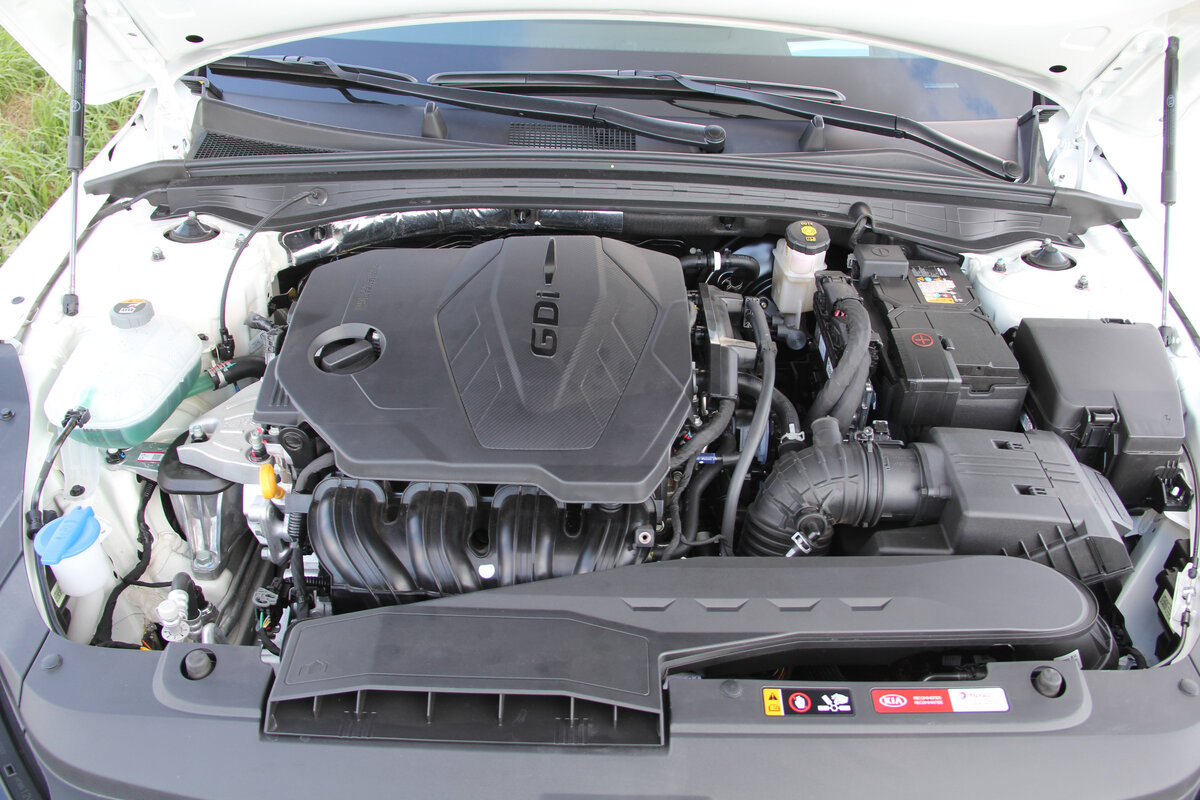 Новый 2,5 литровый мотор для КИА 5К. Он по команде электроники может  обеспечивать непосредственный впрыск топлива в цилиндры и  распределенным впрыск во впускном коллекторе. 194 л.с. - более мощных версий не обещают.