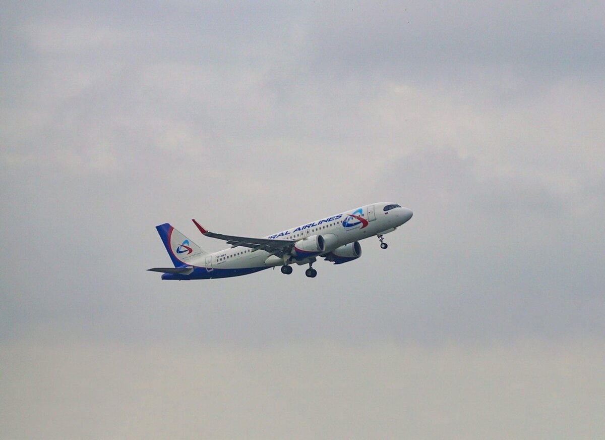 Самолет "Уральских авиалиний"