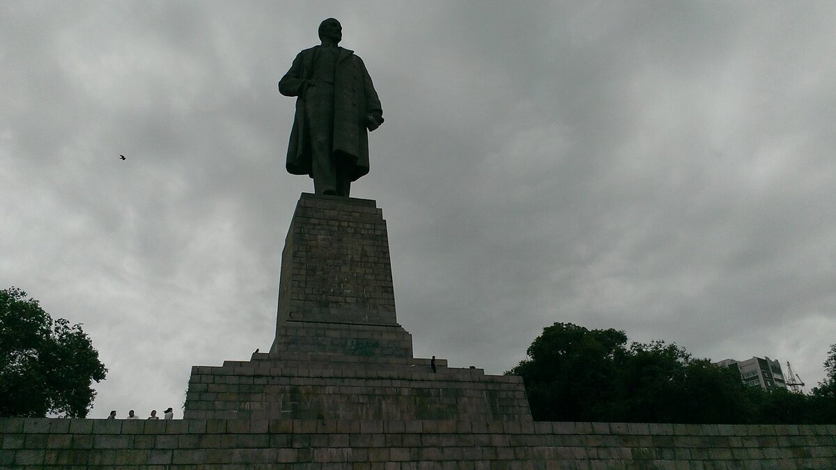 Большие памятники ленину. Самый большой памятник Ленину в мире. Самая большая статуя Ленина в мире. Памятник Ленину в Волгограде самый высокий. Самый большой памятник реально жившему человеку в мире.