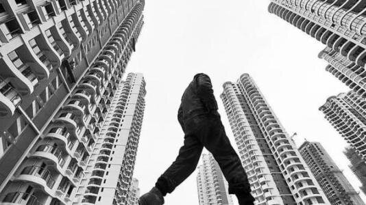 идет стукач по улице