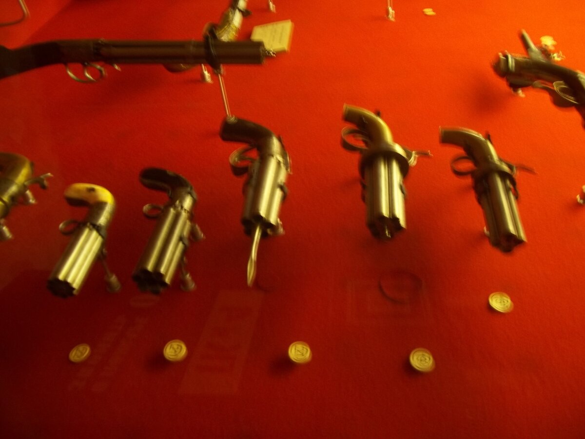 Бог создал людей сильными и слабыми, полковник Кольт уравнял их шансы. Как видим и до него конструкторы оружия пытались решить проблему однозарядных пистолетов