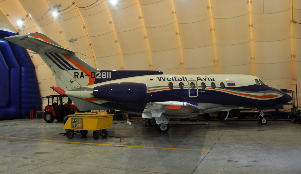 На летнем споттинге посетили два ангара компании "Вельталь-Авиа". Один из них показывал здесь - https://zen.yandex.ru/media/maxsky/spotting-v-omske2020-podgotovka-samoleta-k-perekraske-5f538f7672b2bd46971c45c0. Во втором - стоял Хокер в классической ливрее компании. 