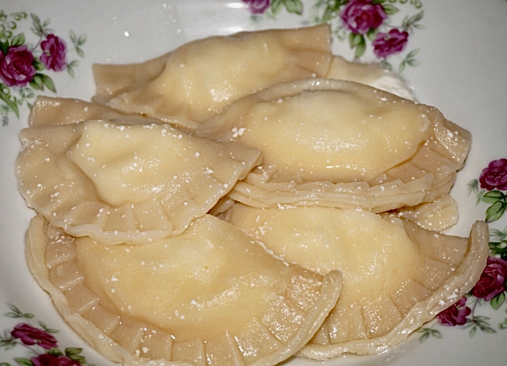 🍽🥟🧈Вареники отличаются от пельменей тем, что начинка в них всегда не сырая, а готовая. То есть при термической обработке вареников варится только тесто. Даже если готовят вареники с мясом, в начинку идет фарш из ранее сваренного или обжаренного мяса🍽🥟🧈

