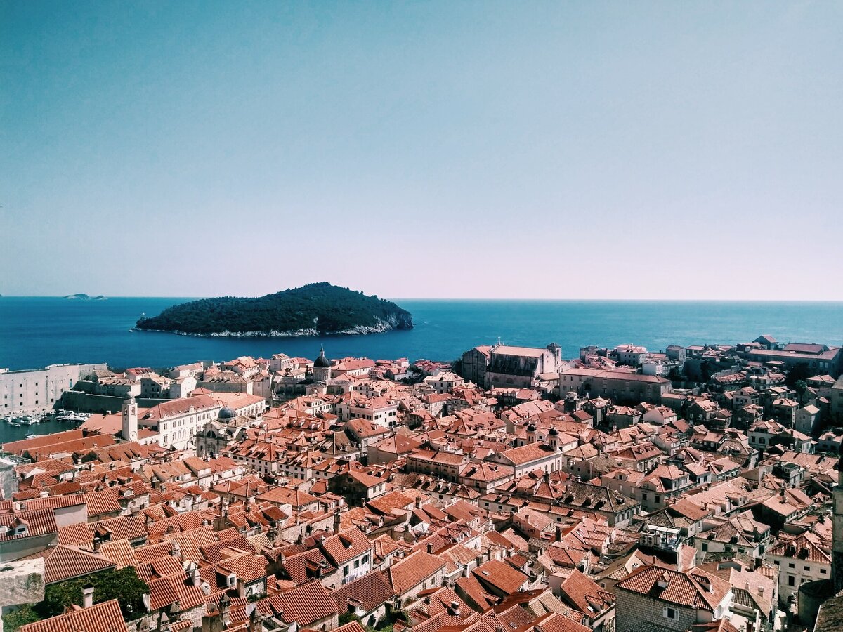 Дубровник. Вид на старый город с крепостной стены.