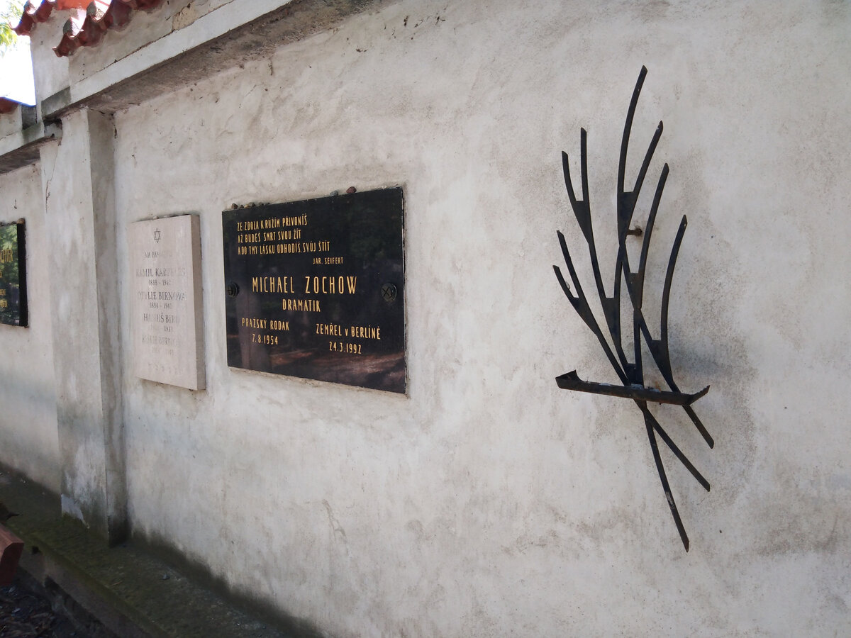 Стена захоронений, фото автора