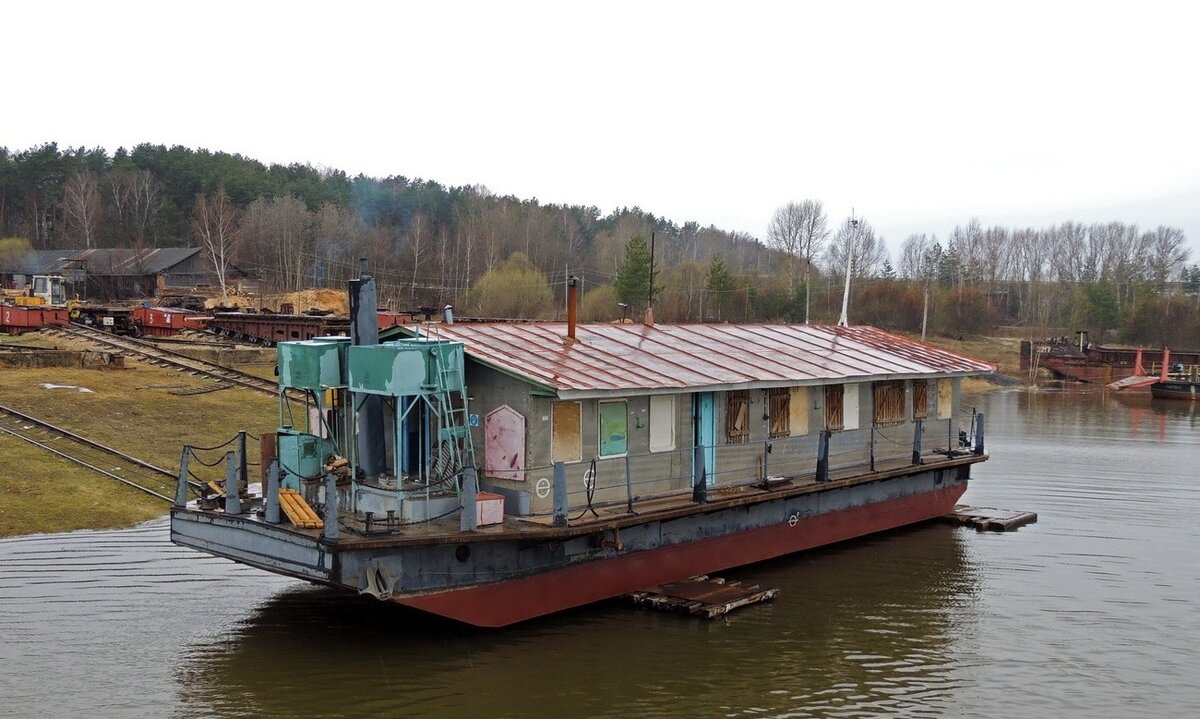 Брандвахта - несамоходное судно с жилыми помещениями, предназначенное для проживания рыбаков во время работы в море. Источник фото : сайт fleetphoto.ru. Автор фото: Максим Назаркин.