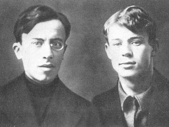 Сергей Есенин (справа) и поэт Леонид Каннегисер. 1915.