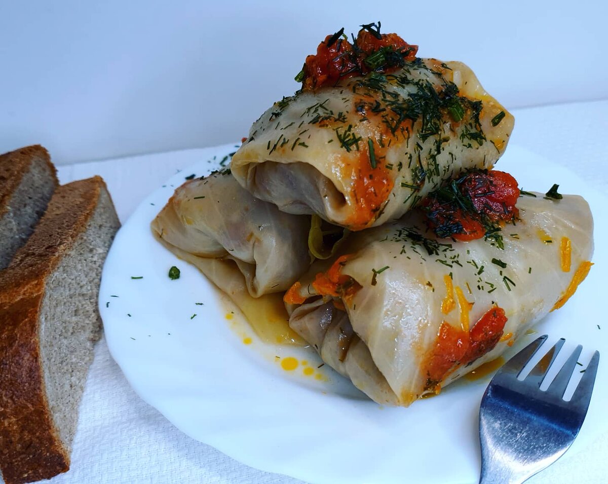 ГОЛУБЦЫ  !!!!!

Блюдо, распространённое в разных кухнях мира, представляющее собой мясной фарш с  рисом , завёрнутый в капустные листья. Раньше я не любила капусту , но со временем вкусы меняются , сейчас я обожаю голубцы. Конечно каждый готовит по разному , но я готовлю так.

Нам понадобиться :
Капустный лист - 9 шт 
Фарш свинной- 600 гр
Рис - 100 гр
Морковь - 1 шт средняя 
Лук - 1 шт средний 
Томатная паста - 2 ст л без горки. ( или протертые помидоры 100 гр)
Сахар - 1 ч л
Картофель .
Зелень , соль , перец  - по вкусу.

Капустный лист помыть и кипятить в  сотейнике 2 мин .
Достать , остудить.
В сотейнике поджарить мелко нарезанный лук и натёртую морковь сверху выложить очищенный и крупно порезанный картофеть .

В фарш добавить перец , соль и промытый рис ,  перемешать.

У капустного листа вырезать толстое основание , в центр  положить фарш , закрыть краями листа и закрутить в рулет и так все листы , готовые голубцы выложить на картофель , в небольшом количестве воды растворить томатную пасту и добавить к голубцам ( я добавляла протертые помидоры) долить воды , так чтобы скрыло голубцы , добавить зелень и варить до готовности. В конце варки добавить сахар  он уберёт томатную кислоту и пробовать на соль. 
Голубцы подавать ко столу горячими , можно добавить сметану.
ПРИЯТНОГО АППЕТИТА!!! 
#рецепт#голубцы#русско#украинская#кухня#отличное#блюдо#украсит#ваш#стол#вкусно#футблогер#готовимсВикой





